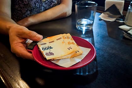 La propina desafía los principios más básicos de la teoría económica tradicional