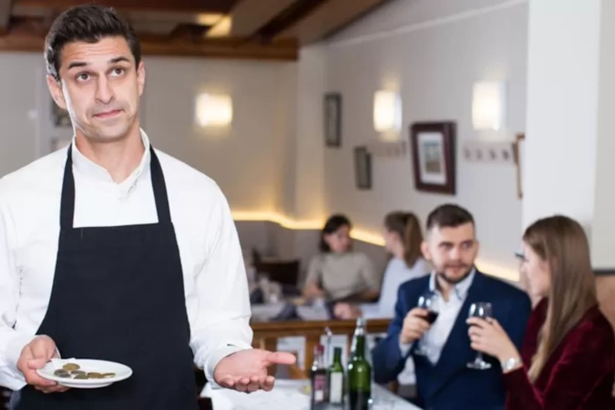 La propina se concibe como una gratificación voluntaria para agradecer el buen trato recibido, pero en la práctica es casi obligatoria sin importar si el servicio ha sido excelente o desastroso