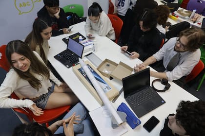 La propuesta busca acercar contenidos de ciencia y tecnología a partir de desafíos concretos y trabajo en equipo