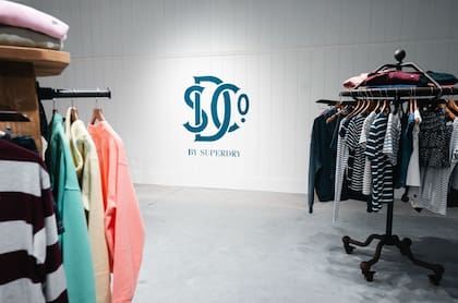 La propuesta combina “tejidos de alta calidad, lavados especiales y gráficos realizados a mano con tecnología RFID, cajas inteligentes y control de stock en tiempo real”