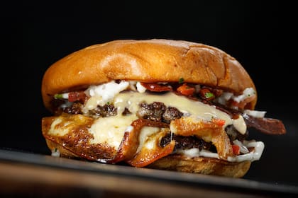 La propuesta de Kevin Bacon doble medallón de carne, provoleta, bacon, salsa criolla, alioli y pan símil brioche.