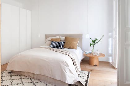 La propuesta del estudio Batavia para el dormitorio: junto a la cama, mesa ‘Tab’ (Sancal); a cada lado cuelga una lámpara ‘Serie 21’, de Bocci, para ocupar el mínimo espacio.