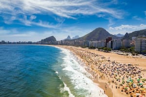 La propuesta del hijo de Jair Bolsonaro busca transferir la propiedad de tierras costeras a estados, municipios y privados