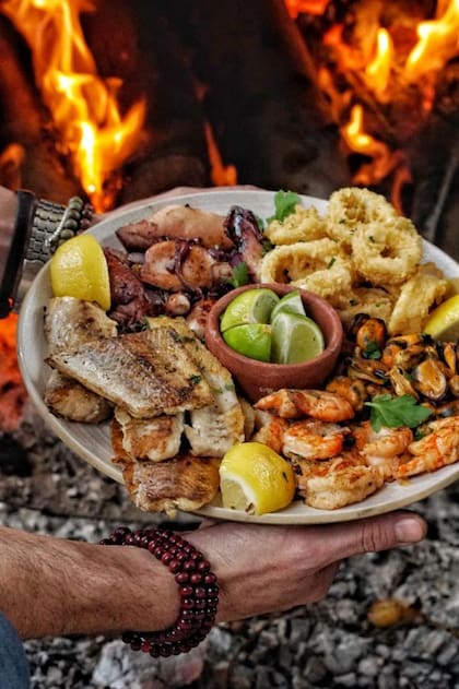 La propuesta gastronómica se basa en sabores únicos de campo y mar, con productos de estación y de kilómetro 0.