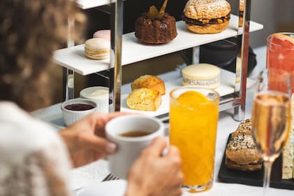 La propuesta incluye té con scones, profiteroles y cheesecake, entre otras delicias