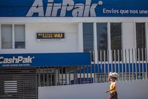 La propuesta legislativa busca aplicar un gravamen a envíos de dinero desde EE.UU. por parte de inmigrantes no ciudadanos, incluidos quienes tienen visas o TPS