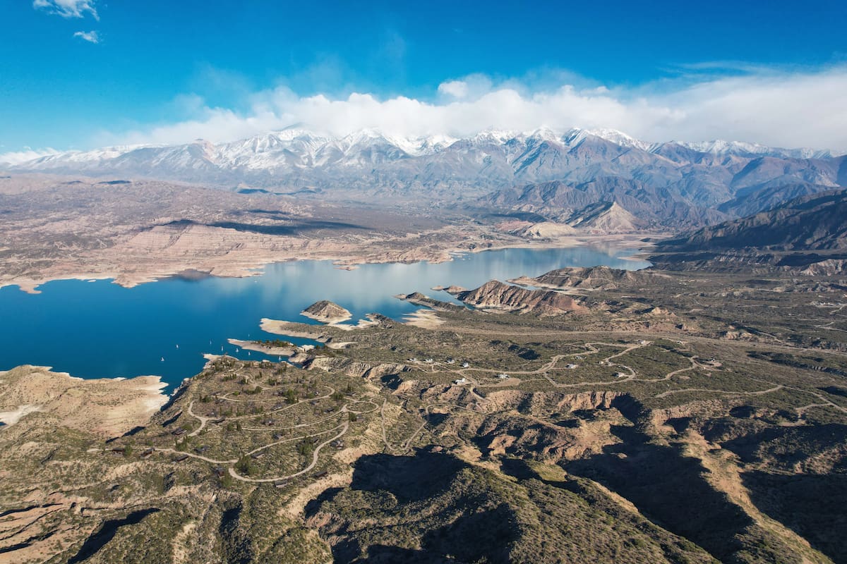 La propuesta ofrece vistas directas al Cordón del Plata, con casi 6.000 metros de cumbres nevadas como telón de fondo.
