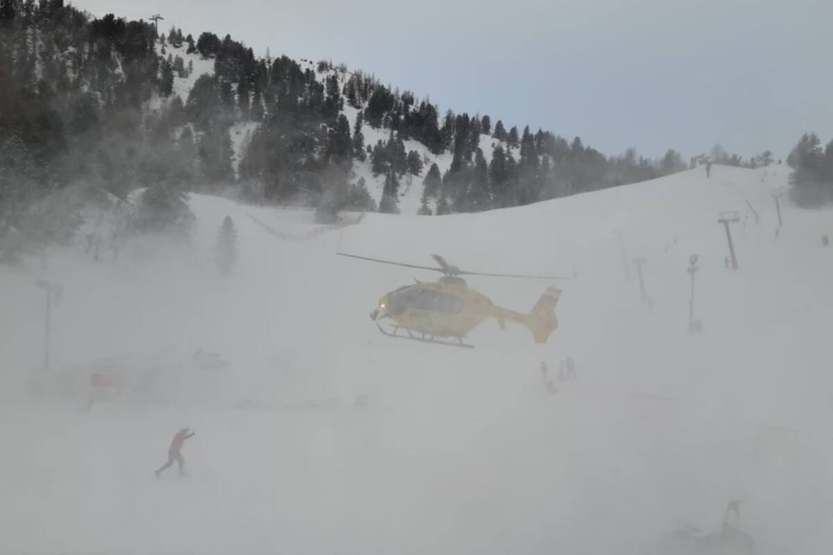La propuesta romántica del hombre fue interrumpida por una grave caída de su novia; la mujer salvó su vida porque fue amortiguada por la gran cantidad de nieve acumulada