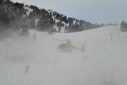 La propuesta romántica del hombre fue interrumpida por una grave caída de su novia; la mujer salvó su vida porque fue amortiguada por la gran cantidad de nieve acumulada