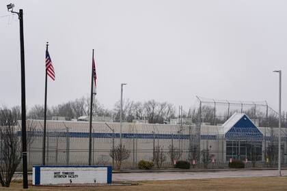 La propuesta Senate Bill 1610 exigía que los centros de detención de los condados entregaran sistemáticamente al ICE información personal de los arrestados