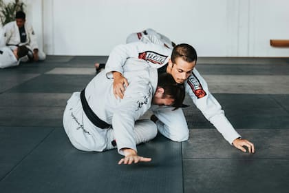 La propuesta toma el nombre por el jiu-jitsu, disciplina que consiste en utilizar la propia fuerza del adversario para derrotarlo