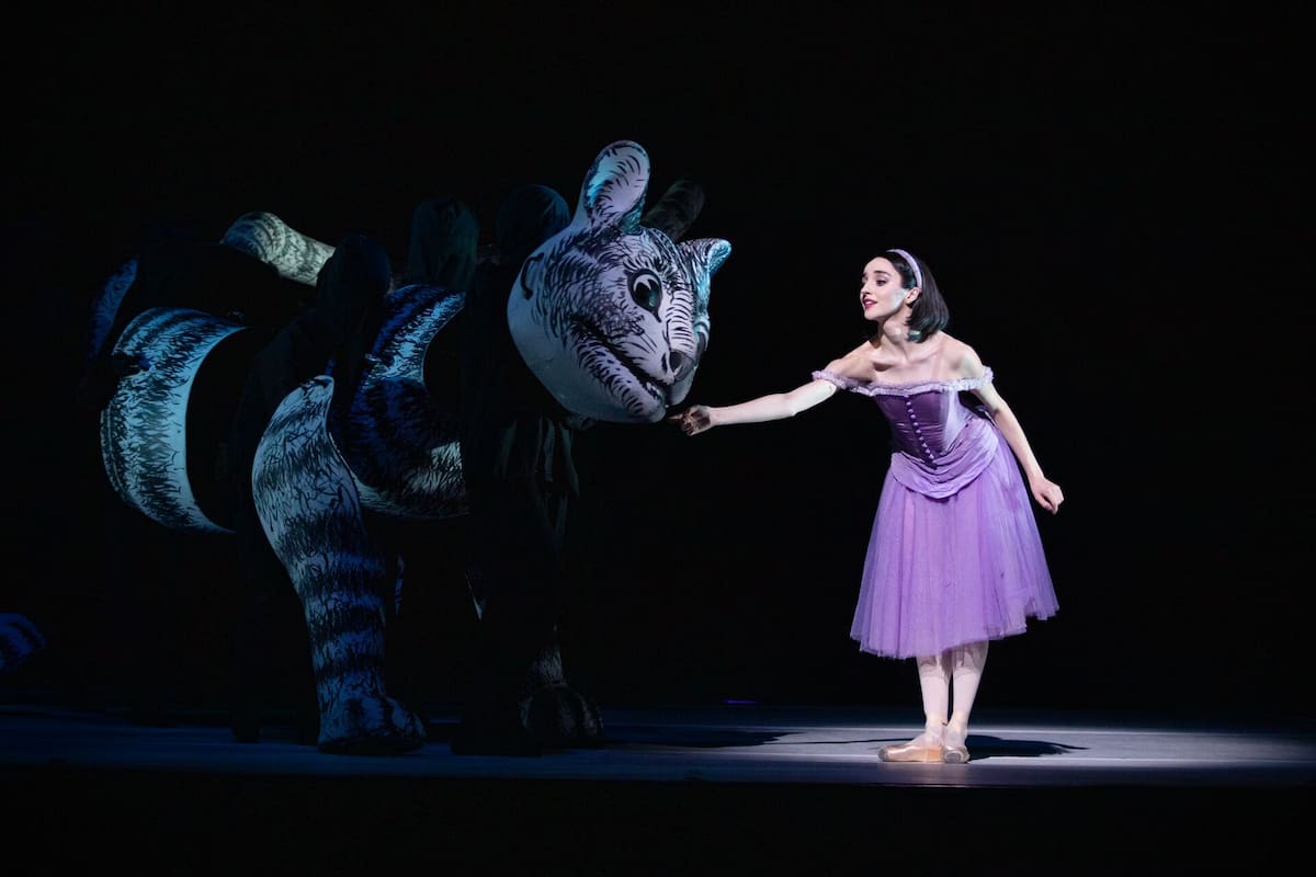 La protagonista con el Gato de Cheshire, emblemáticos personajes de Alicia en el País de las Maravillas, en versión del británico Christopher Wheeldon