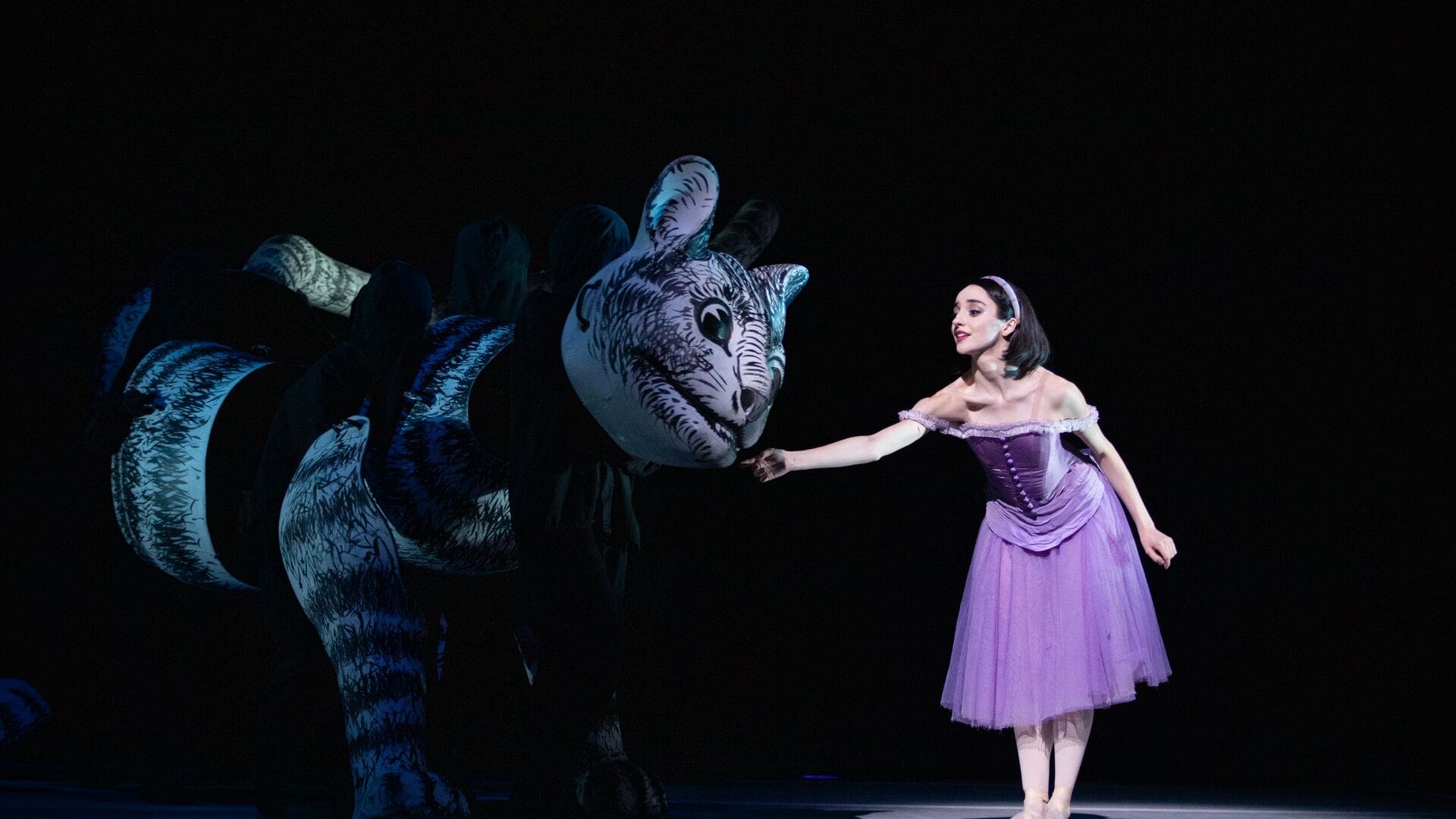 La protagonista con el Gato de Cheshire, emblemáticos personajes de Alicia en el País de las Maravillas, en versión del británico Christopher Wheeldon
