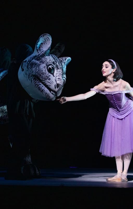 La protagonista con el Gato de Cheshire, emblemáticos personajes de Alicia en el País de las Maravillas, en versión del británico Christopher Wheeldon