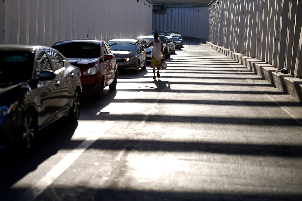La protagonista de esta historia, una mujer latina, relató su experiencia en un video publicado en redes sociales. (AP Foto/Gregory Bull)
