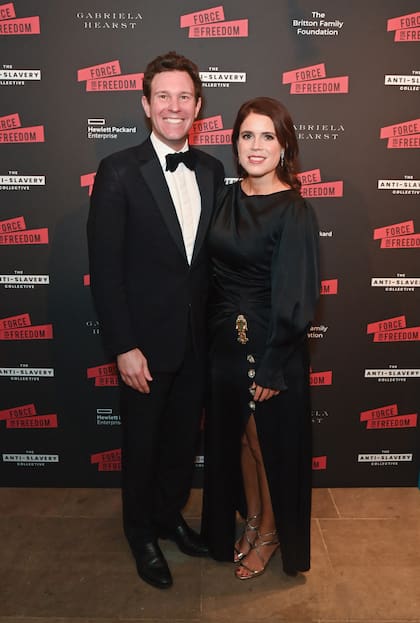 La protagonista de la noche abrazada a Jack Brooksbank, su gran amor.