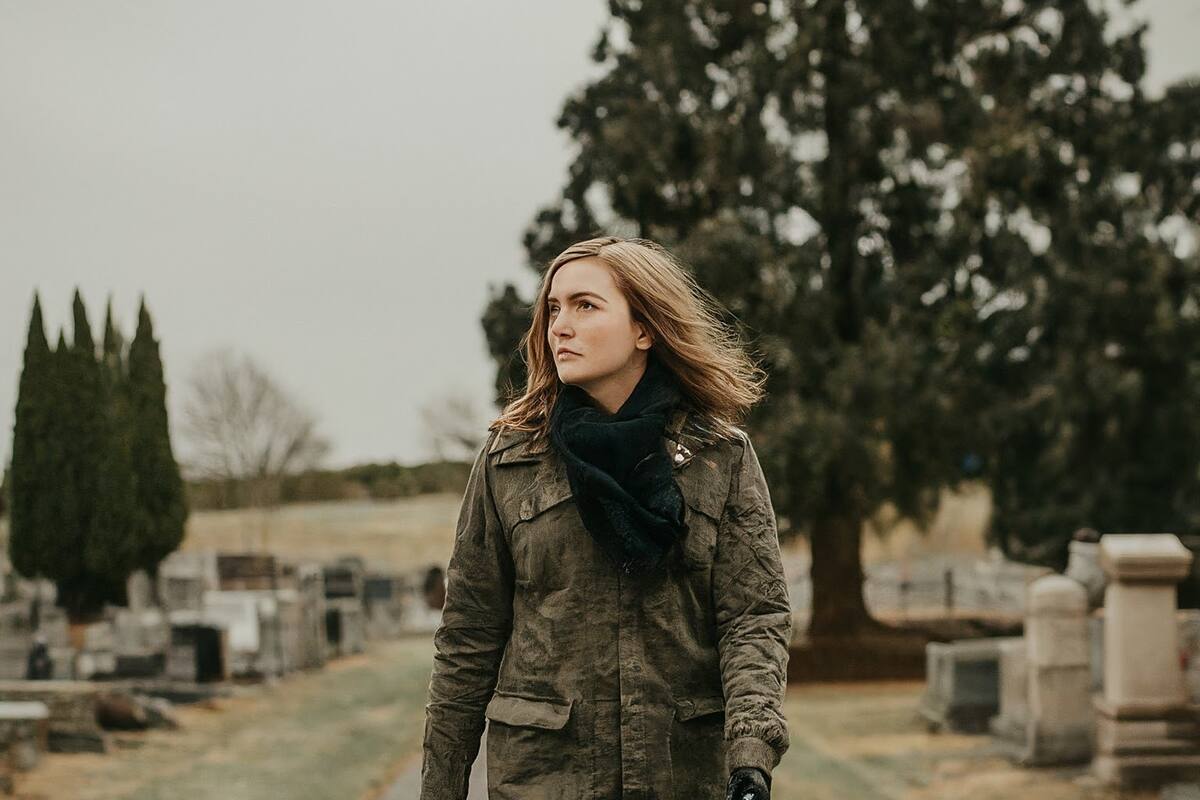 La protagonista de la novela descubre en sus caminatas por el cementerio un lugar donde la ausencia de ruido es su propia forma de ser