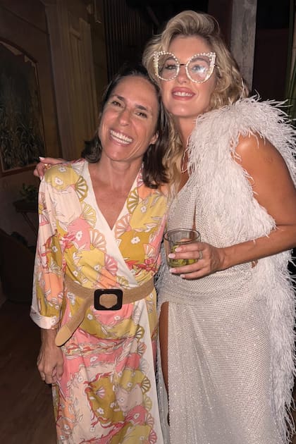 La protagonista de la
velada posa con la ex
Leona Mechi Margalot, que según contó usó un vestido de su mamá para cumplir con el dress-code de los '80.