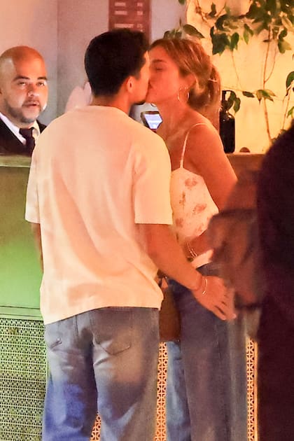 La protagonista de Los cuatro fantásticos, de 45 años, y el actor de Top Gun: Maverick, de 33, están juntos desde hace un año. Durante la velada, volvieron a mostrarse muy cariñosos y compartieron varios besos antes de ingresar al restaurante para cenar con sus amigos