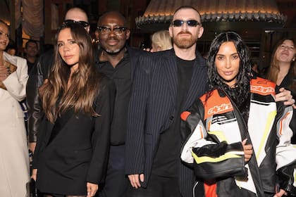 La protagonista del día con Edward Enninful, el director creativo de Balenciaga Demna Gvasalia y Kim Kardashian, que cambió su atuendo lencero con el que estuvo en el desfile por un look más motoquero.