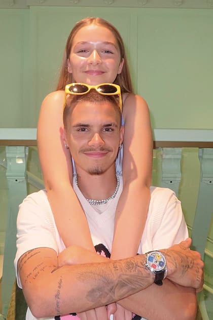 La protagonista del día posa con su hermano Romeo.