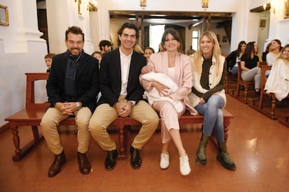 La protagonista del día y sus padres junto a los padrinos, Milagros Macedo y Sergio Patrón Costas.