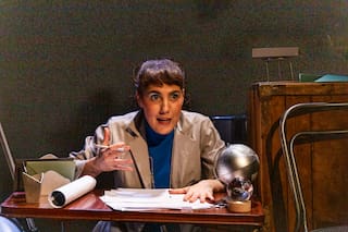 La historia de una científica traicionada y un descubrimiento revolucionario que llega al teatro en Villa Crespo