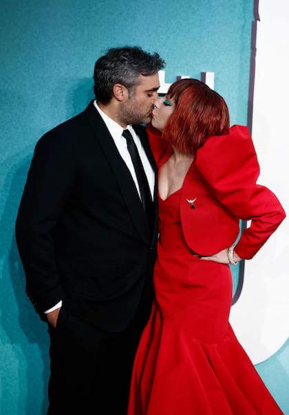 La protagonista estuvo acompañada por su prometido Michael Polansky, a quién besó ante los paparazzis presentes