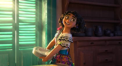 La protagonista, Mirabel Madrigal usa el traje típico de Santander, compuesto por una falda, enagua y blusa.