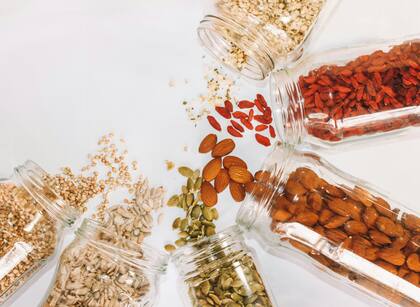 La proteína de origen vegetal se encuentran en las legumbres, frutos secos, semillas, productos de soja y granos enteros