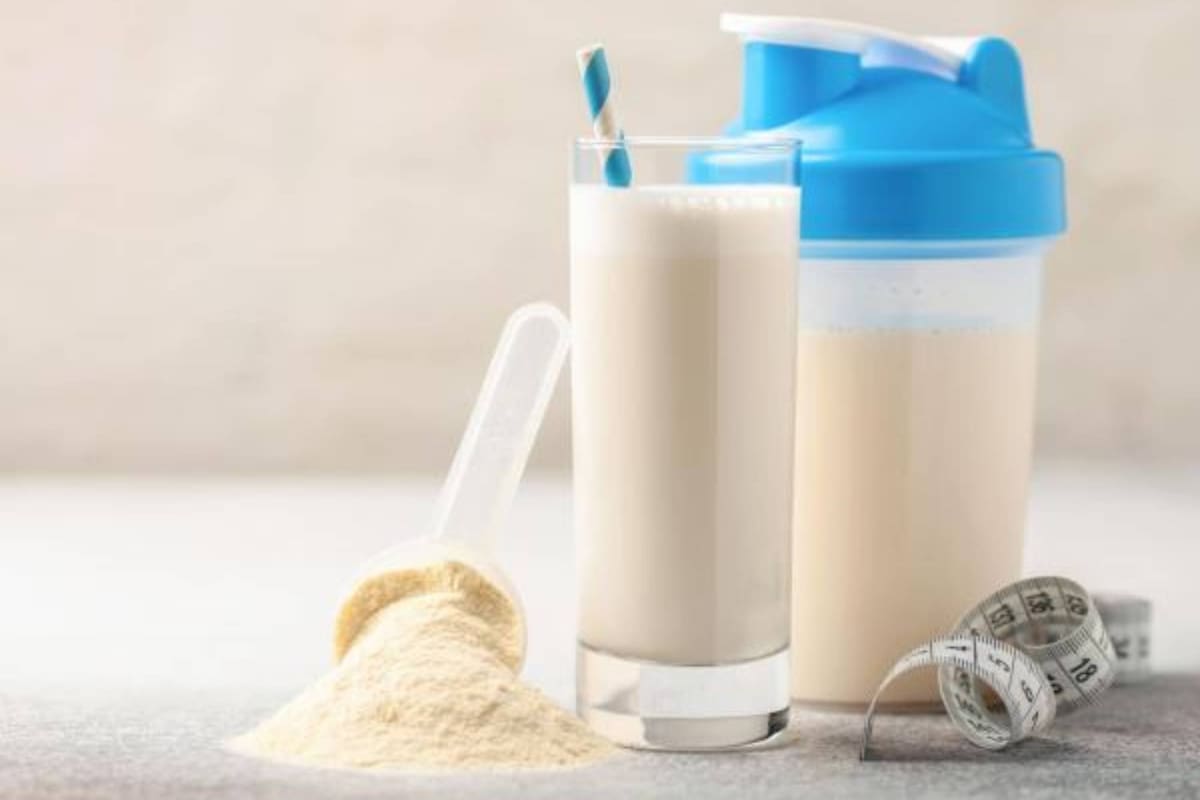 La proteína de suero se obtiene de la porción líquida que se separa durante la elaboración del queso