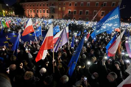 La protesta a favor de que Polonia se quede en la Unión Europea, en Varsovia el 10 de octubre del 2021.  (Foto AP/Czarek Sokolowski)