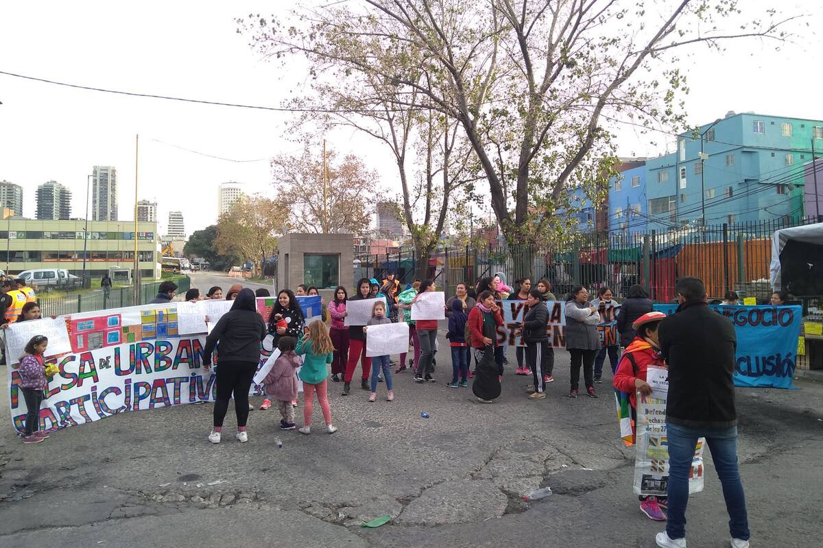 La protesta afecta el ingreso y salida de micros en la terminal porteña