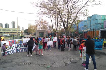 La protesta afecta el ingreso y salida de micros en la terminal porteña