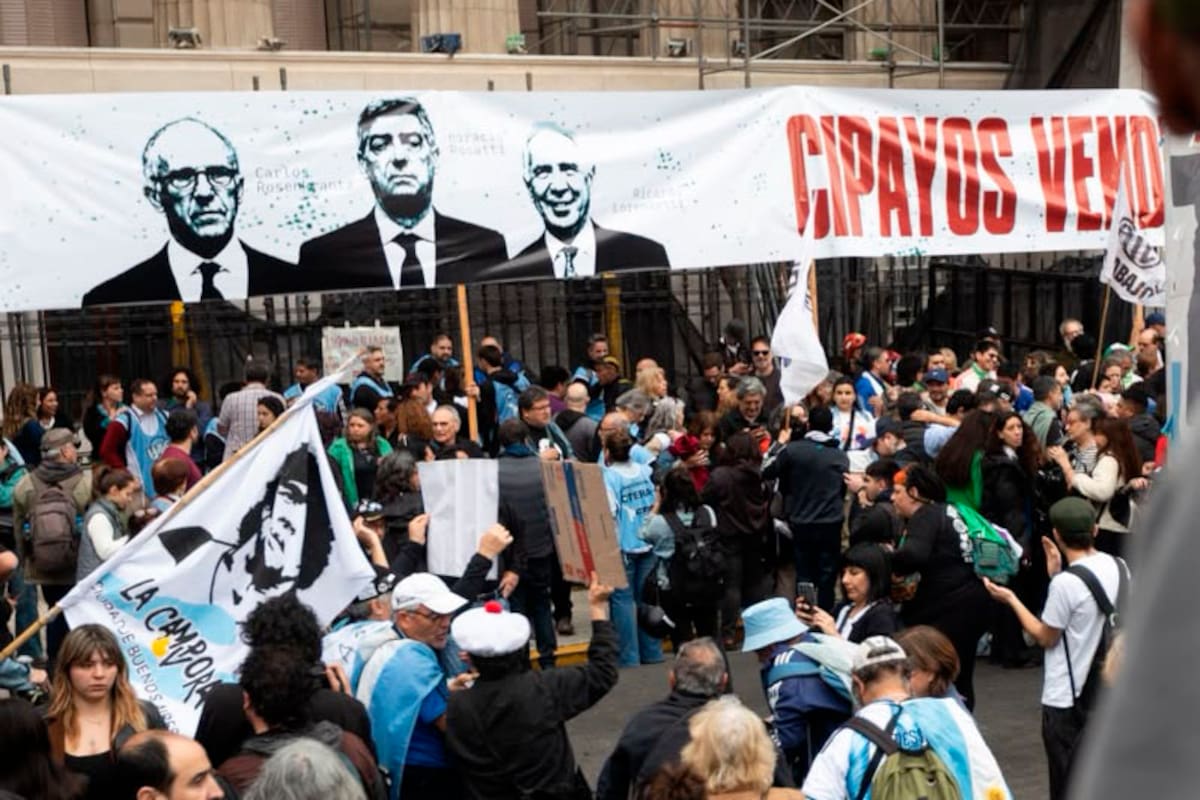 La protesta callejera contra la Corte por el fallo que liberó la venta de tierras a extranjeros