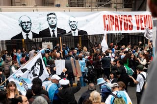 Sectores del PJ, la izquierda y piqueteros protestaron por el fallo que libera la venta de tierras para extranjeros
