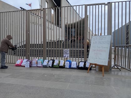 La protesta con las mochilas en la puerta de los tribunales