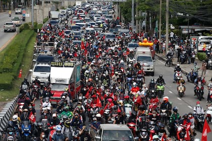 La protesta con vehículos en Bangkok, Tailandia, el 29 de agosto del 2021.  (Foto AP/Anuthep Cheysakron)
