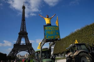 La protesta de agricultores franceses contra el acuerdo de libre comercio entre la Unión Europea y el Mercosur, en París