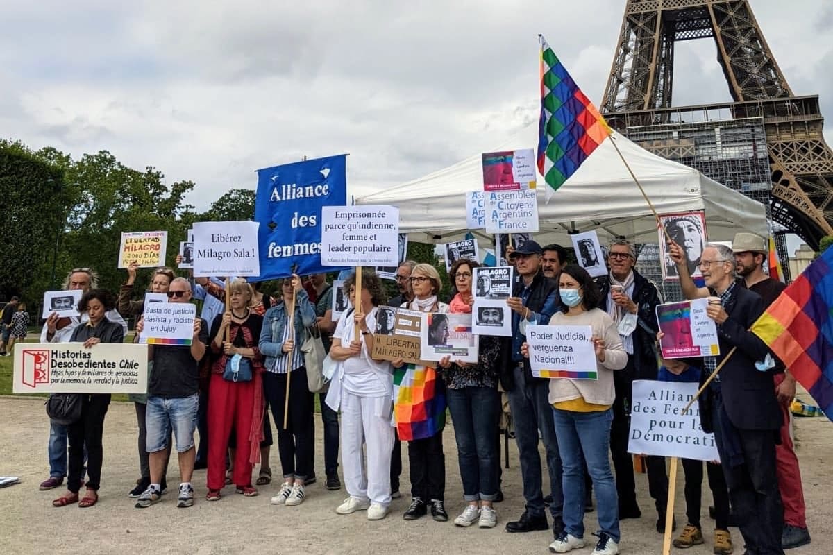 La protesta de argentinos, en la Torre Eiffel, por la libertad de Milagro Sala