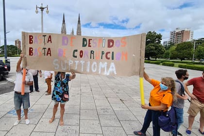 Trabajadores del Instituto Obra Médico Asistencia (IOMA) hicieron una caravana en La Plata contra los despidos de seis gremialistas