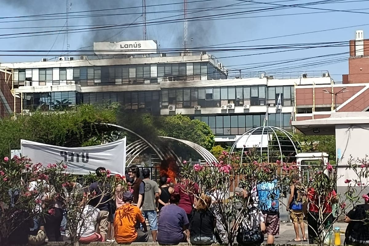 La protesta de los cooperativistas frente a la municipalidad de Lanús, en la avenida Hipólito Yrigoyen al 3800