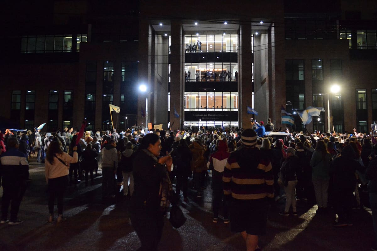 La protesta de los docentes frente al Palacio Legislativo de Misiones