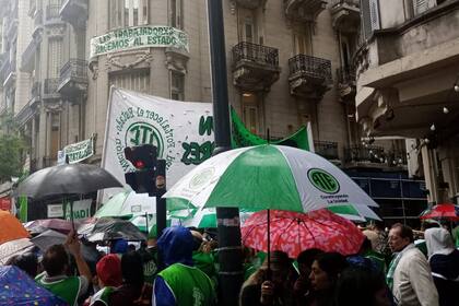 La protesta de los estatales bajo la lluvia frente a la sede del Inadi