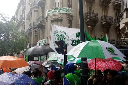 La protesta de los estatales bajo la lluvia frente a la sede del Inadi