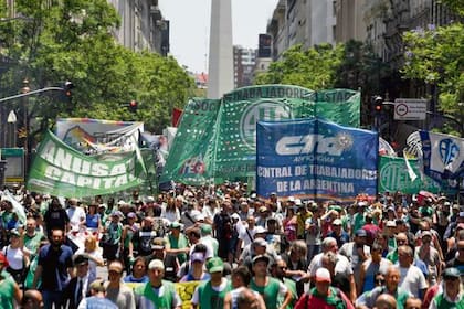 La protesta de los estatales de ATE, ayer, en las calles porteñas