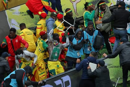 La protesta de los hinchas de Senegal tras pitarse un polémico penal a favor de Marruecos