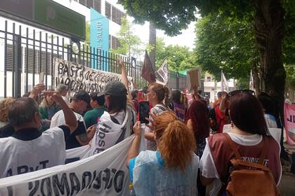 La protesta de los municipales de salud de La Matanza, este jueves, en La Plata