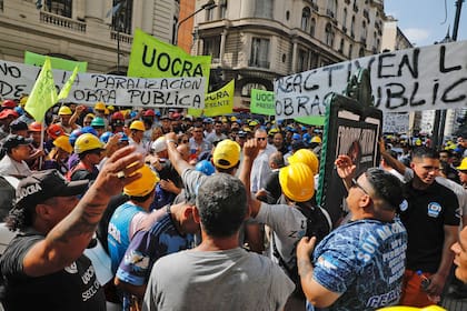 La protesta de los trabajadores de la Uocra en Bartolomé Mitre y Callao, en una dependencia de la Secretaría de Trabajo por los despidos en el sector