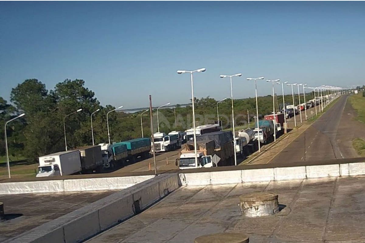 La protesta de los Transportistas Unidos de Argentina (Tuda), que se inició el viernes pasado, es en reclamo por aumentos tarifarios tanto en fletes de granos, de hacienda y generales